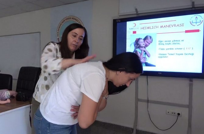 İ̇lk Yardım Kurs Hocası Songül Duzcü, Hayat Kurtaran Heimlich Manevrasını Tek Tek Anlattı