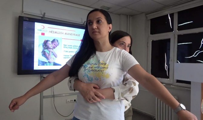 İ̇lk Yardım Kurs Hocası Songül Duzcü, Hayat Kurtaran Heimlich Manevrasını Tek Tek Anlattı