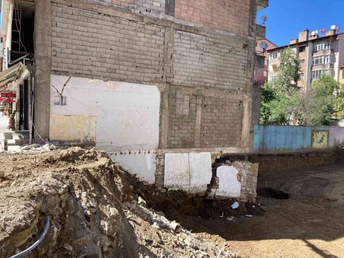 Kazı Çalışmasında Temeli Ağır Hasar Gören Bina İçin İş Makineli Önlem