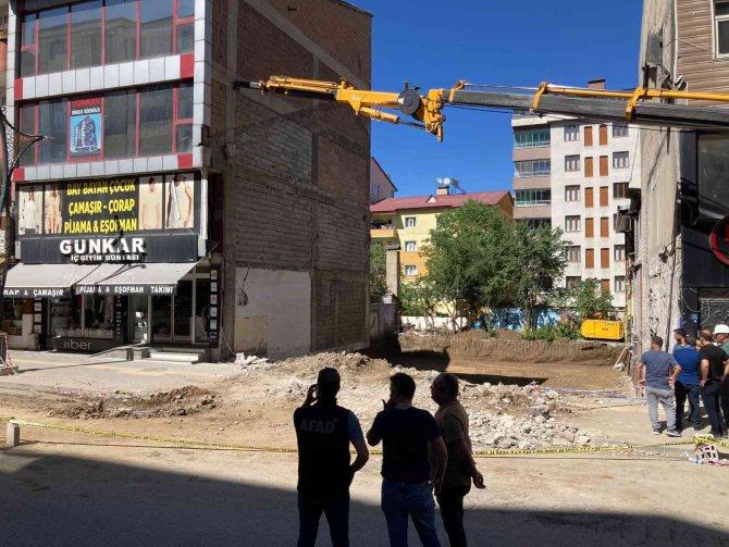 Kazı Çalışmasında Temeli Ağır Hasar Gören Bina İçin İş Makineli Önlem
