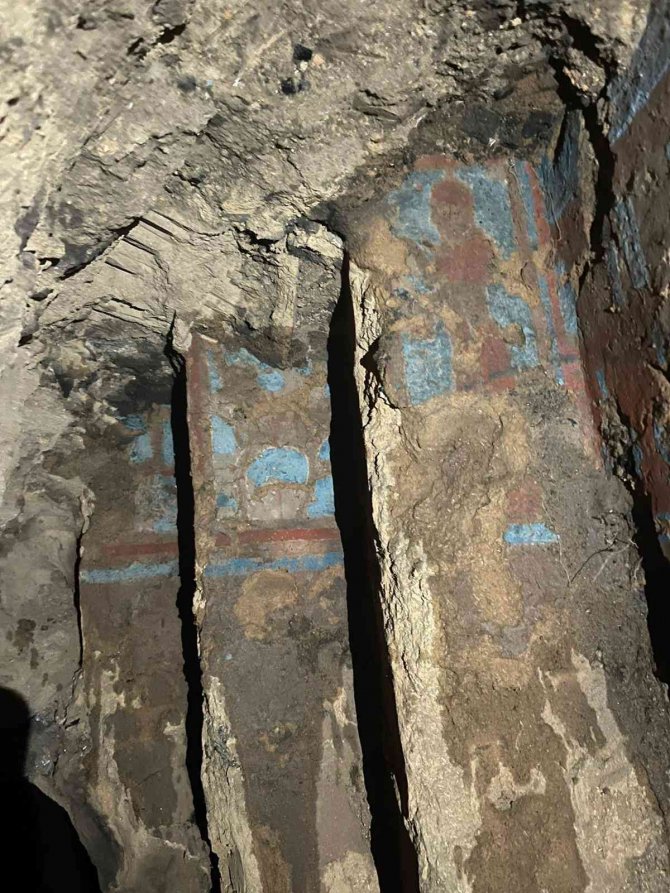 Van’da Kaçak Kazı Yapan Defineciler, 2 Bin 700 Yıllık Bir Yapıyı Ortaya Çıkardı