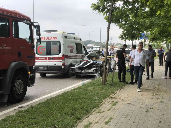 Bursa’da Otomobil Hurda Yığınına Döndü: 2 Ölü 3 Yaralı