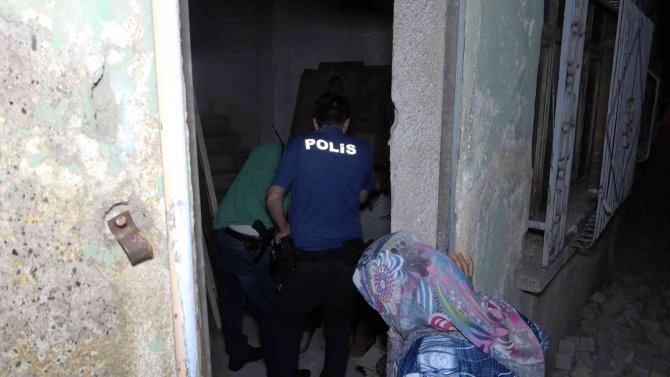 Yaşlı Kadının Fark Ettiği Hırsızlar Saklandıkları Çatıda Kıskıvrak Yakalandılar