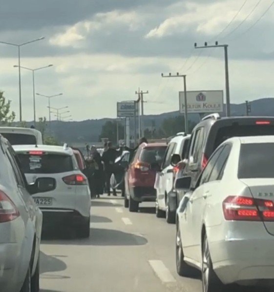 Trafiği Kapatan Düğün Konvoyuna Haklı İsyan