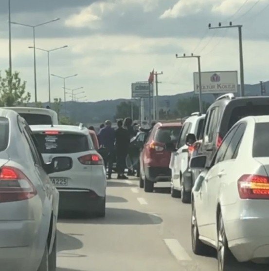 Trafiği Kapatan Düğün Konvoyuna Haklı İsyan