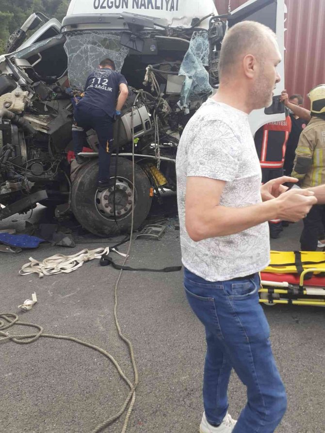 Bursa’da Kamyona Arkadan Çarpan Tırın Sürücüsü Araçta Sıkıştı