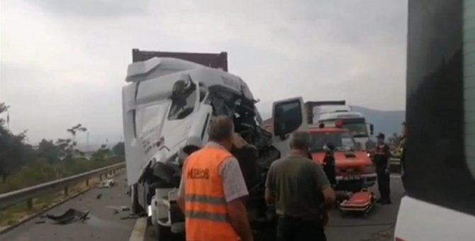 Bursa’da Kamyona Arkadan Çarpan Tırın Sürücüsü Araçta Sıkıştı