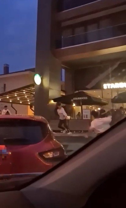 Büyükçekmece’de Kavgada Sandalyeler Havada Uçuştu