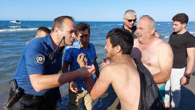 Denizde Kaybolduğu Sanılan Çocuk Karada Sağ Bulundu