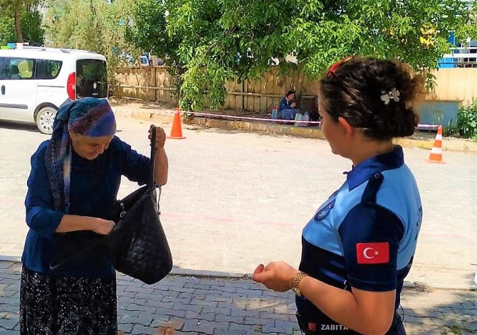 Zabıtanın Dikkati Emekli Kadının Parasını Kurtardı