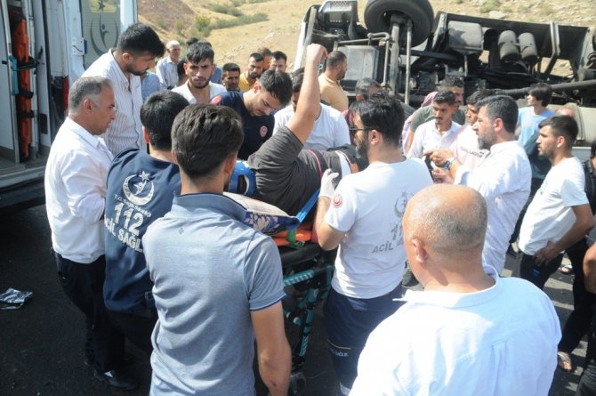 Şarampole Devrilen Tırın Sürücüsü Yaralandı