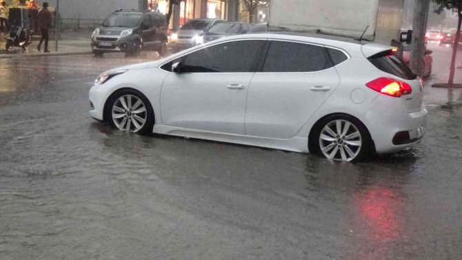 Düzce’de Yağmur Sokakları Göle Çevirdi