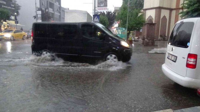 Düzce’de Yağmur Sokakları Göle Çevirdi