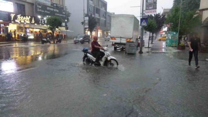 Düzce’de Yağmur Sokakları Göle Çevirdi