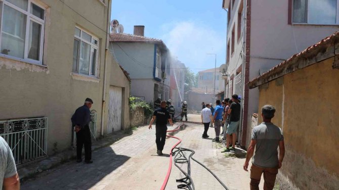 Annesini Ve Evi Benzin Döküp Yaktı