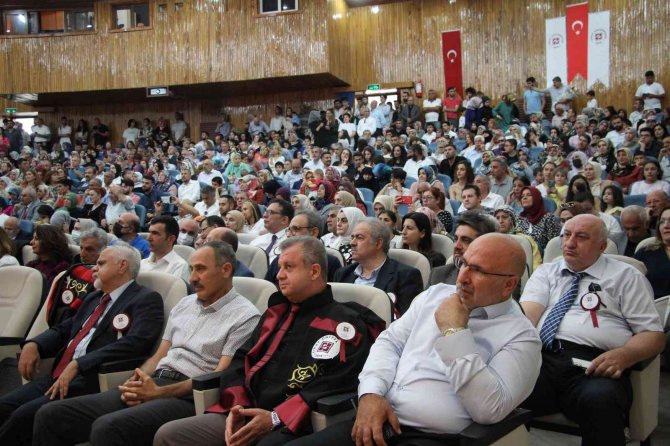 Fırat Üniversitesi 34. Dönem Tıp Mezunlarını Uğurladı