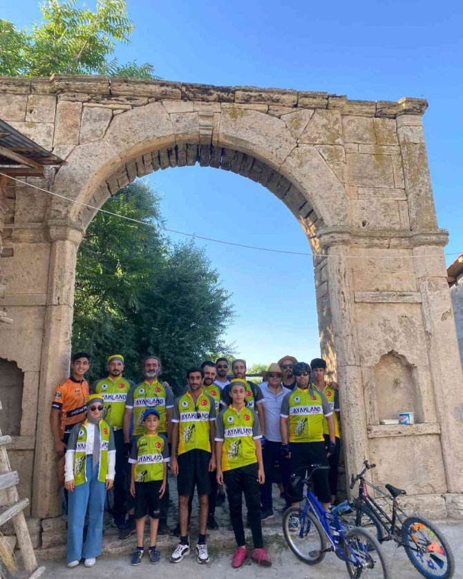 Elazığ’da Sporcular ‘Ali Bey Konağının’ Restore Edilmesi İçin Pedal Çevirdi