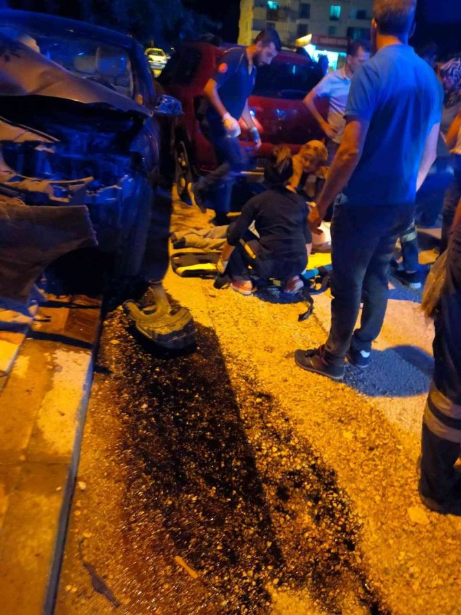 Otomobil Önce Direğe, Ardından Park Halindeki Araca Çarptı: 3 Yaralı