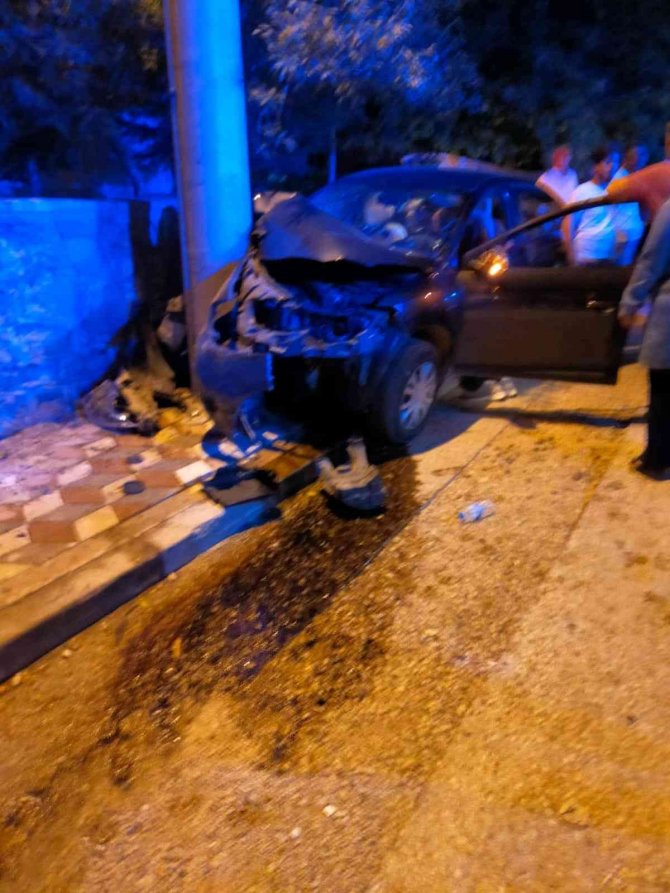 Otomobil Önce Direğe, Ardından Park Halindeki Araca Çarptı: 3 Yaralı