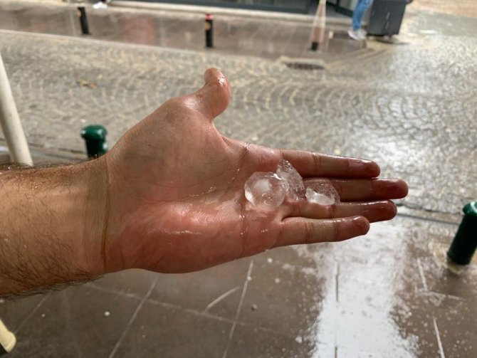 Eskişehir’de Ceviz Büyüklüğünde Dolu Etkili Oldu