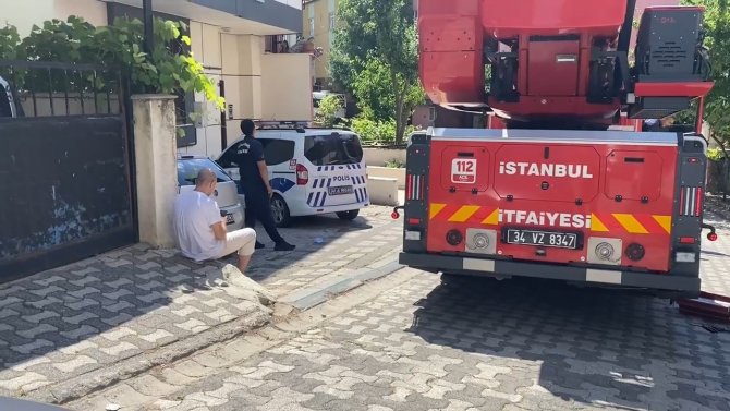 Ümraniye’de ’Beni Dövüyor’ İddiası: Kapıları Kilitledi, Polisi Bekledi