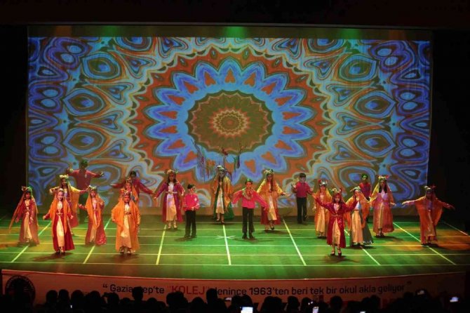 İ̇lkokul Öğrencileri Dansın Renklerini Sahneye Taşıdı