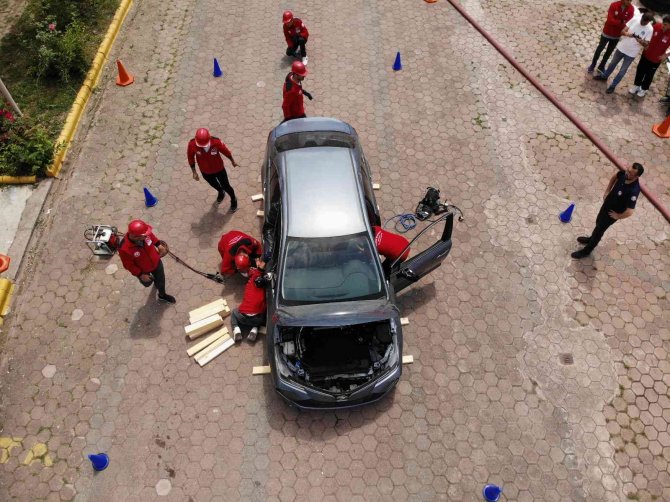 Gerçeği Aratmayan Eğitimlerle İtfaiyeci Olmak İçin Yarışıyorlar