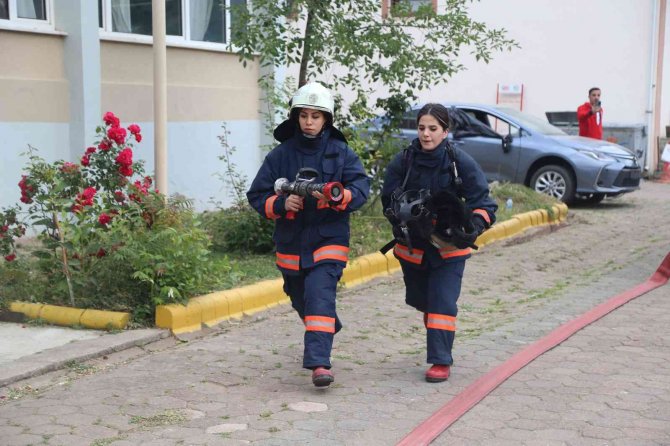 Gerçeği Aratmayan Eğitimlerle İtfaiyeci Olmak İçin Yarışıyorlar