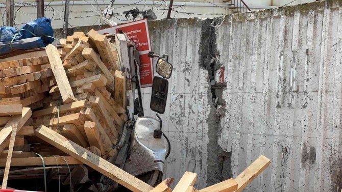 İ̇skenderun’da Freni Boşalan Kamyonet Duvara Çarptı, Sürücü Hayatını Kaybetti