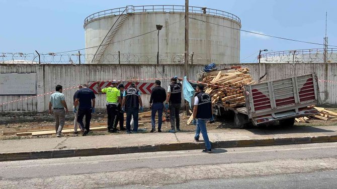İ̇skenderun’da Freni Boşalan Kamyonet Duvara Çarptı, Sürücü Hayatını Kaybetti