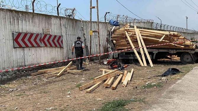 İ̇skenderun’da Freni Boşalan Kamyonet Duvara Çarptı, Sürücü Hayatını Kaybetti