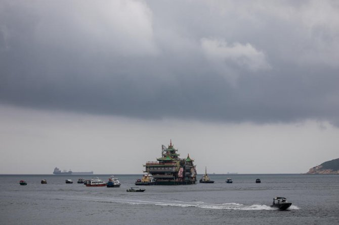 Hong Kong’un Simgelerinden Yüzen Restoran Güney Çin Denizi’nde Battı