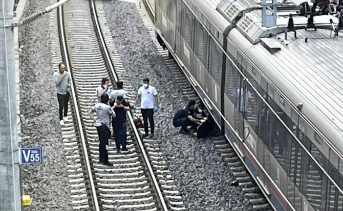 Bostancı’da Tren Raylarına Atlayan Genç Hayatını Kaybetti