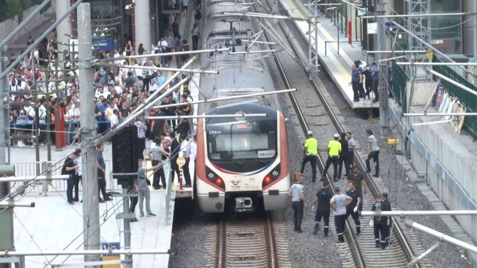 Bostancı’da Tren Raylarına Atlayan Genç Hayatını Kaybetti