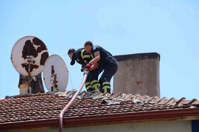 Annesini Ve Evi Benzin Döküp Yaktı
