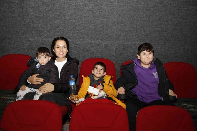 Öğrencilere Karne Hediyesi “Sinema”