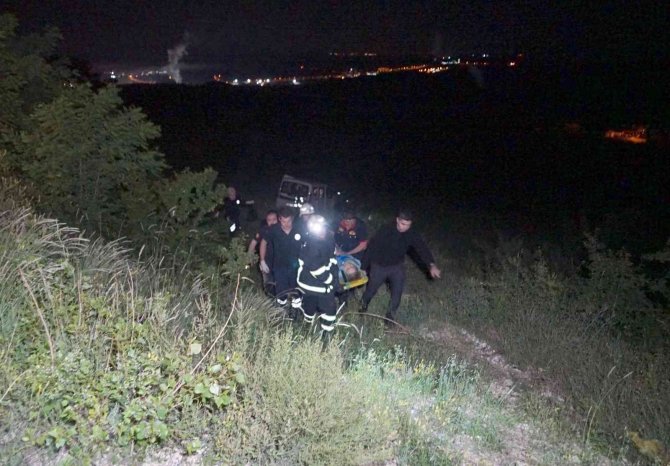 Yolunu Şaşıran Sürücü Tarlaya Uçtu, Yaralılar Emniyet Kemeriyle Hayata Tutundu