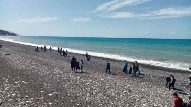 Öğrencisinden Çalışanına Onlarca Kişi Sahilde Çöp Topladı