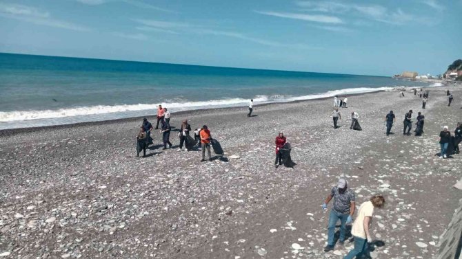 Öğrencisinden Çalışanına Onlarca Kişi Sahilde Çöp Topladı