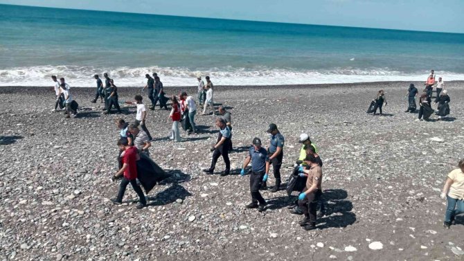 Öğrencisinden Çalışanına Onlarca Kişi Sahilde Çöp Topladı