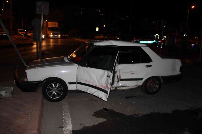 Otomobiller Çarpıştı: 2 Yaralı