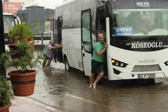 Kocaeli’de Sağanak Hayatı Felç Etti