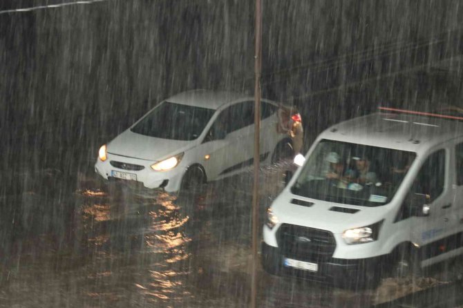 Kocaeli’de Sağanak Hayatı Felç Etti