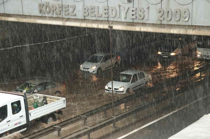 Kocaeli’de Sağanak Hayatı Felç Etti