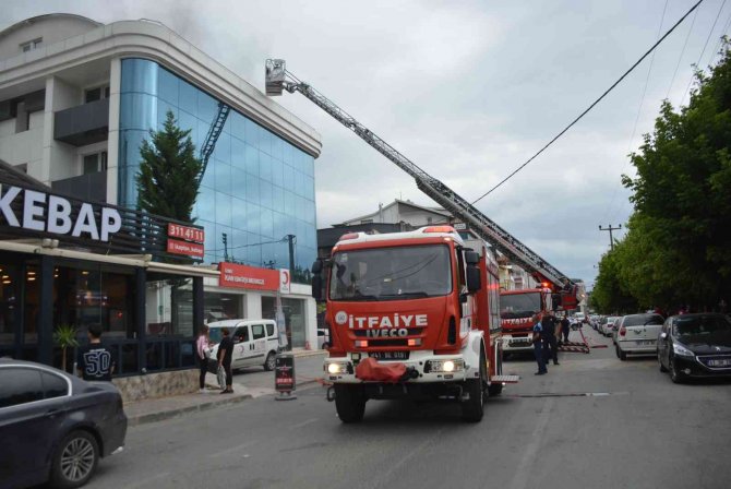 Kan Bağış Merkezinin Arşiv Katında Yangın Çıktı