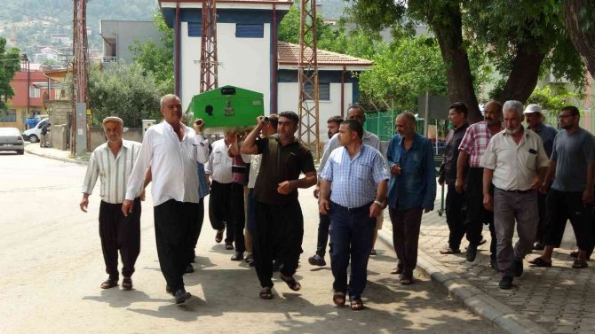 Kayıp Oğlunu Defneden Annenin Feryatları Yürekleri Dağladı