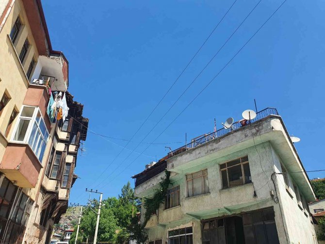 Eşya Taşırken Buzdolabı Yüksek Gerilim Hattına Değdi, Bir Kişi Ağır Yaralandı