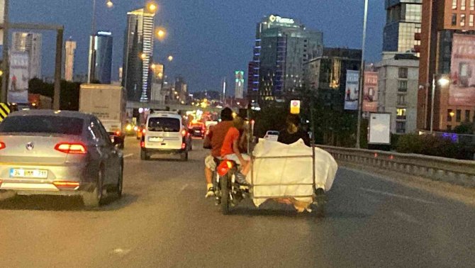 Maltepe D-100 Karayolunda Motosiklet Üzerinde Tehlikeli Yolculuk Kamerada