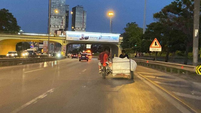 Maltepe D-100 Karayolunda Motosiklet Üzerinde Tehlikeli Yolculuk Kamerada