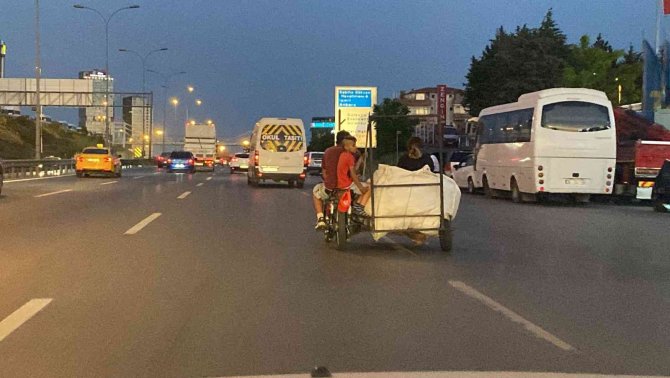 Maltepe D-100 Karayolunda Motosiklet Üzerinde Tehlikeli Yolculuk Kamerada
